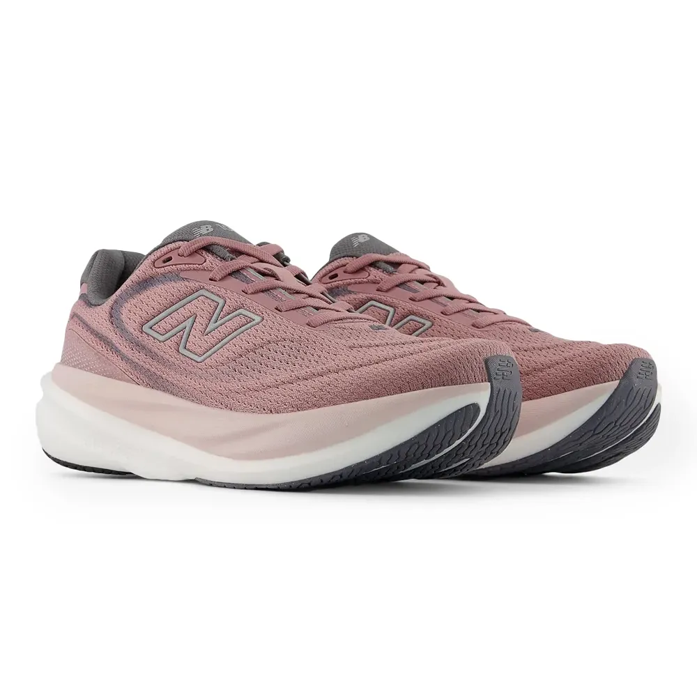 Tênis New Balance 1080v15 Feminino Rosa mostrando lateral com detalhes da sola e logo